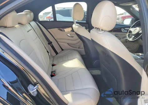 2018 Mercedes-Benz C 300 z USA, uszkodzony, nr VIN 55SWF4JB5JU281844